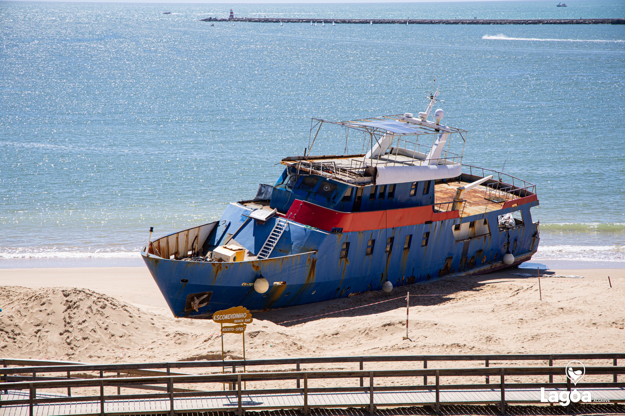 Remoção de três embarcações encalhadas na Praia Grande, em Ferragudo, realizada com sucesso