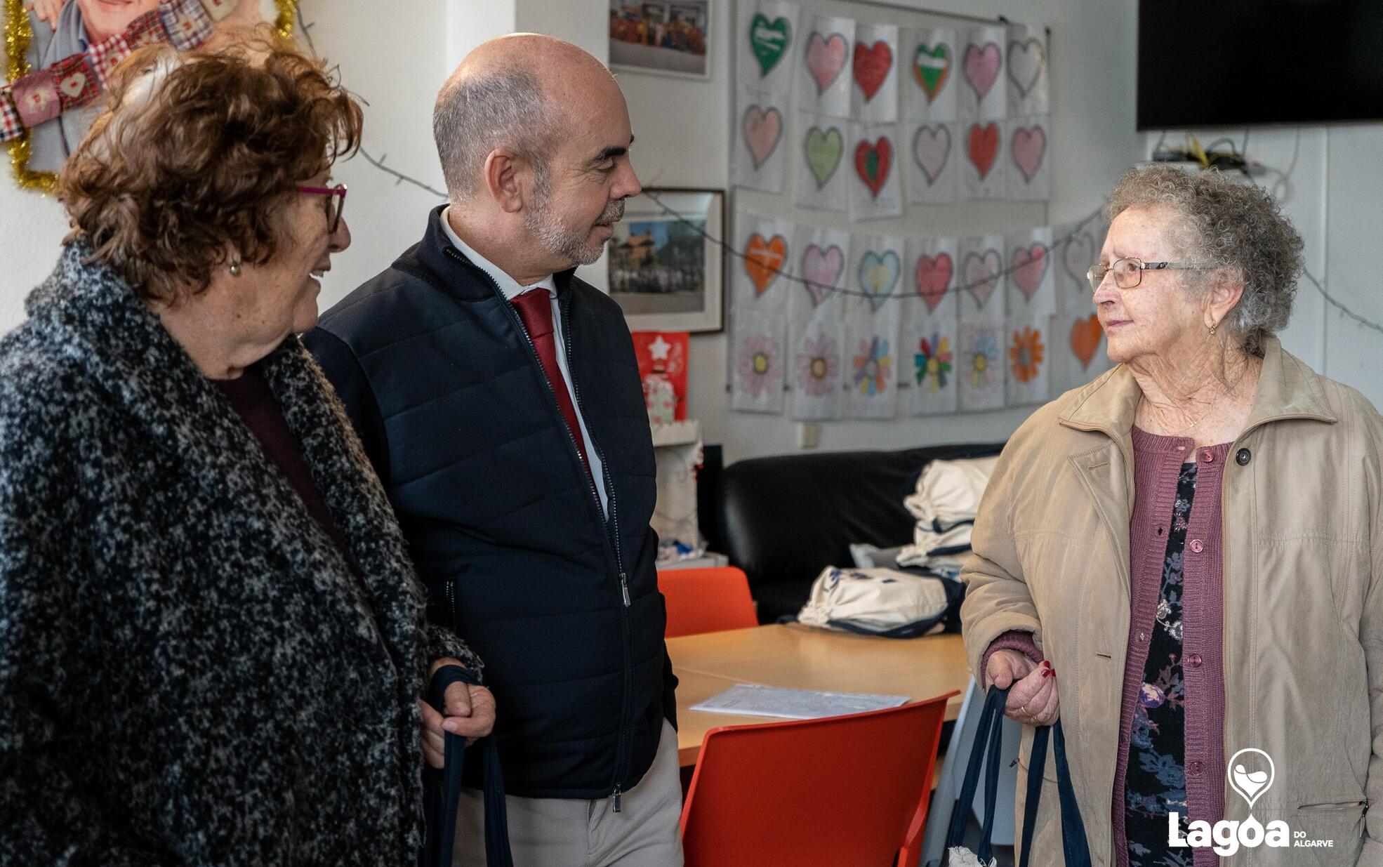 Entrega de Presentes de Natal ao Centro Sénior de Carvoeiro