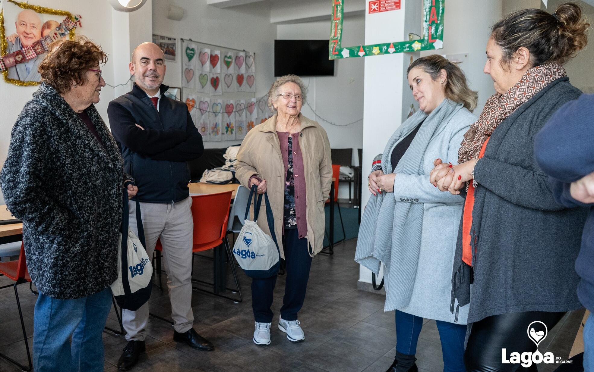 Entrega de Presentes de Natal ao Centro Sénior de Carvoeiro