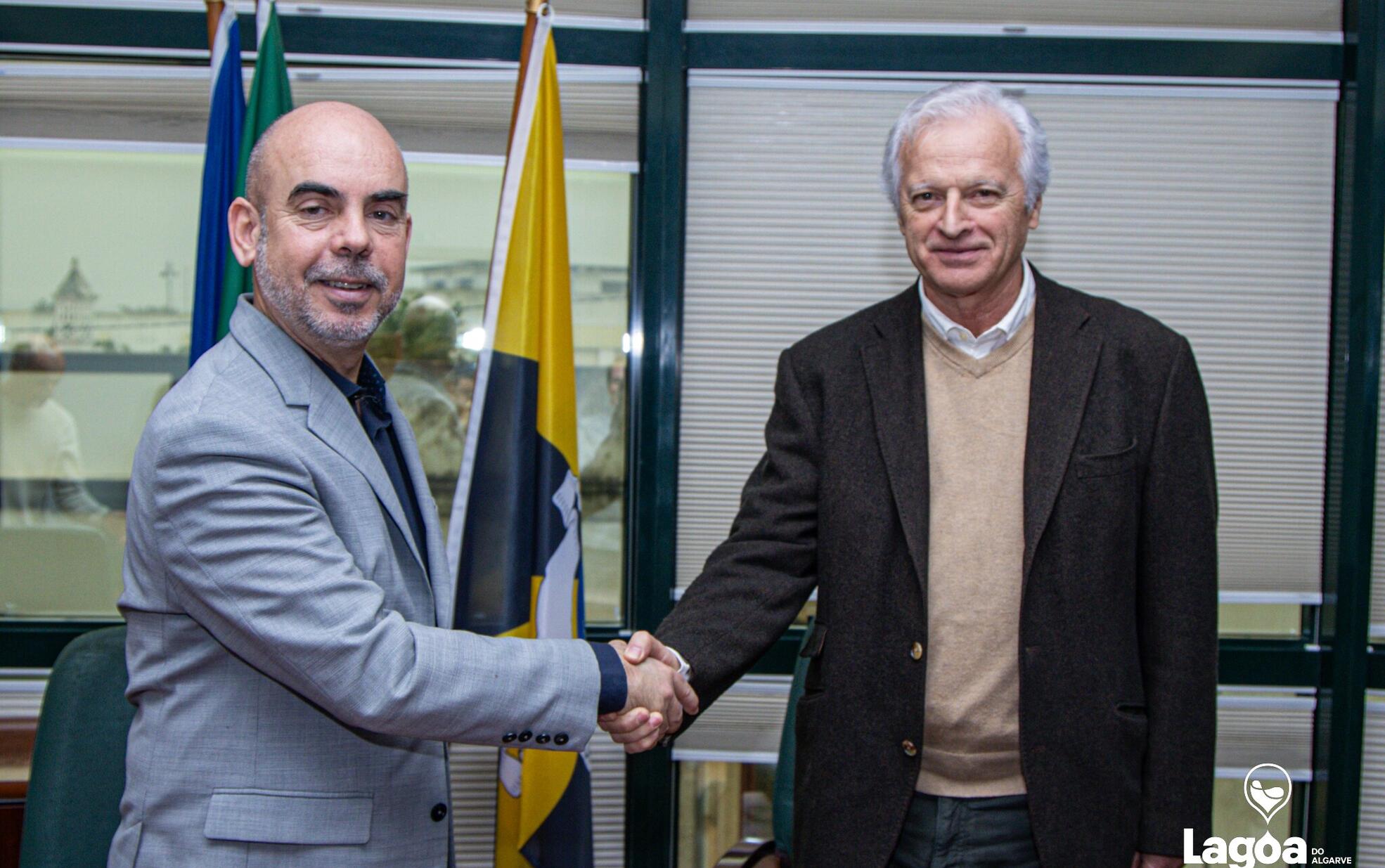 Câmara Municipal de Lagoa celebra contrato de promessa de compra e venda para aquisição dos terre...