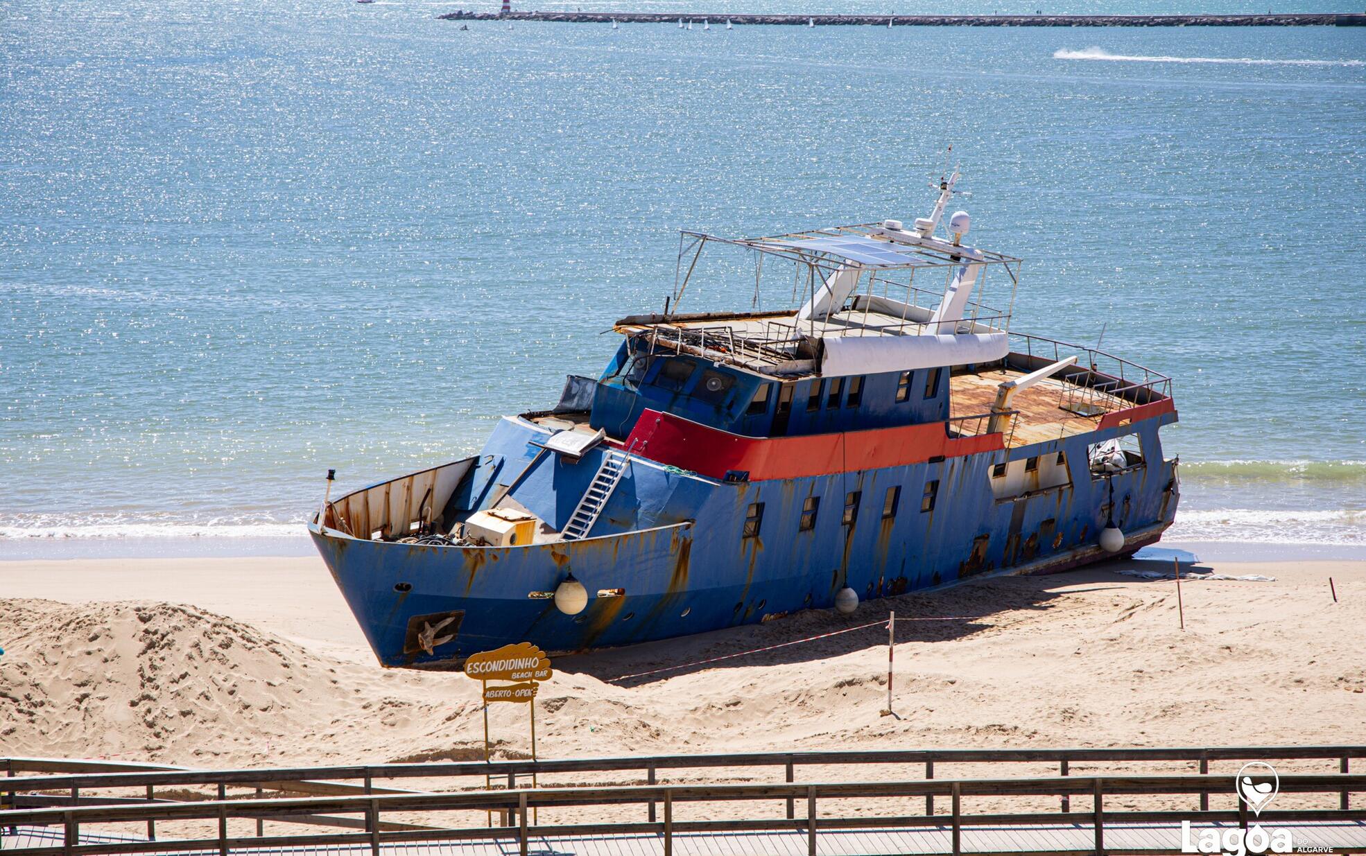 Remoção de três embarcações encalhadas na Praia Grande, em Ferragudo, realizada com sucesso