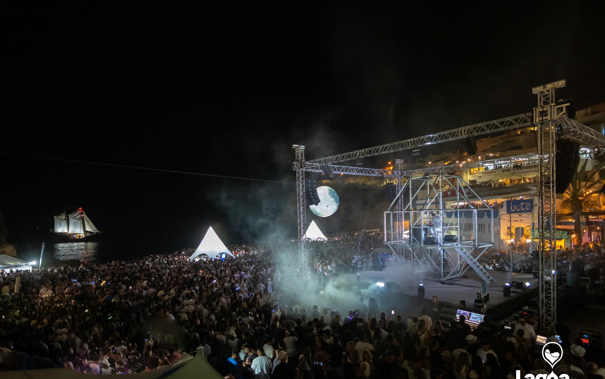 Carvoeiro Noite Black & White 2025 atrai multidão histórica e reforça impacto turístico e económi...