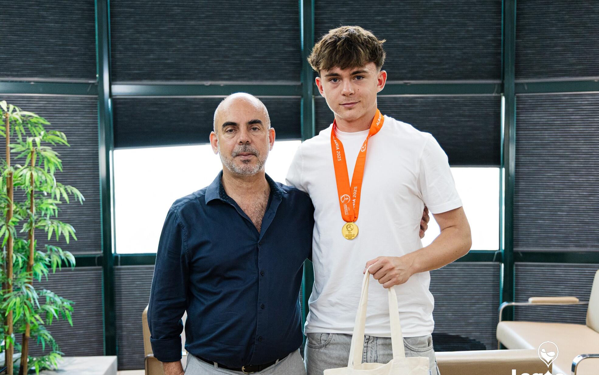 Presidente da Câmara Municipal de Lagoa recebe jovem atleta, campeão da europa em Sub -17 futebol...