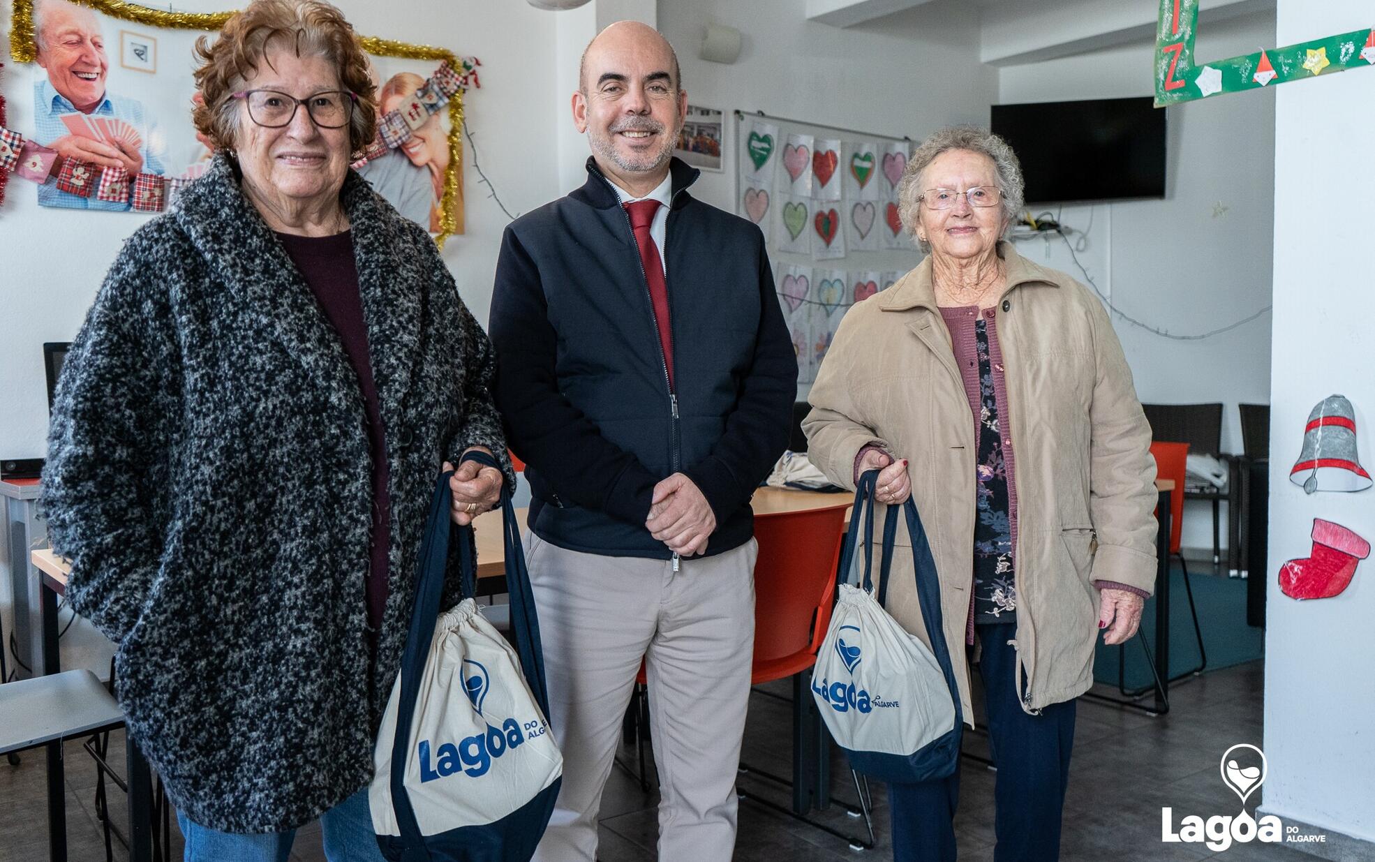 Entrega de Presentes de Natal ao Centro Sénior de Carvoeiro