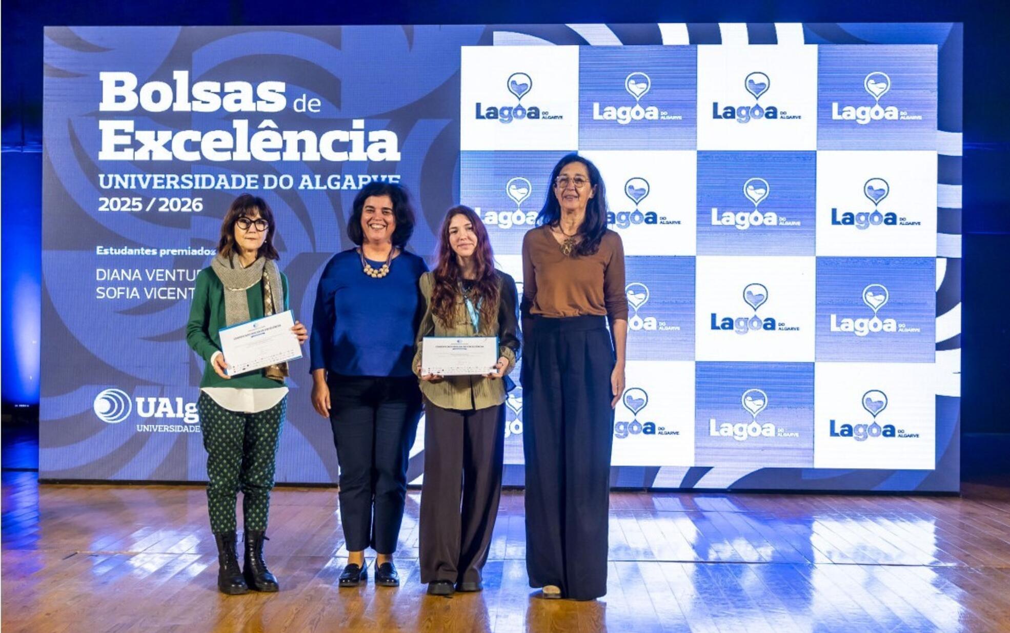 Duas estudantes do concelho de Lagoa distinguidas com Bolsas de Excelência da Universidade do Alg...