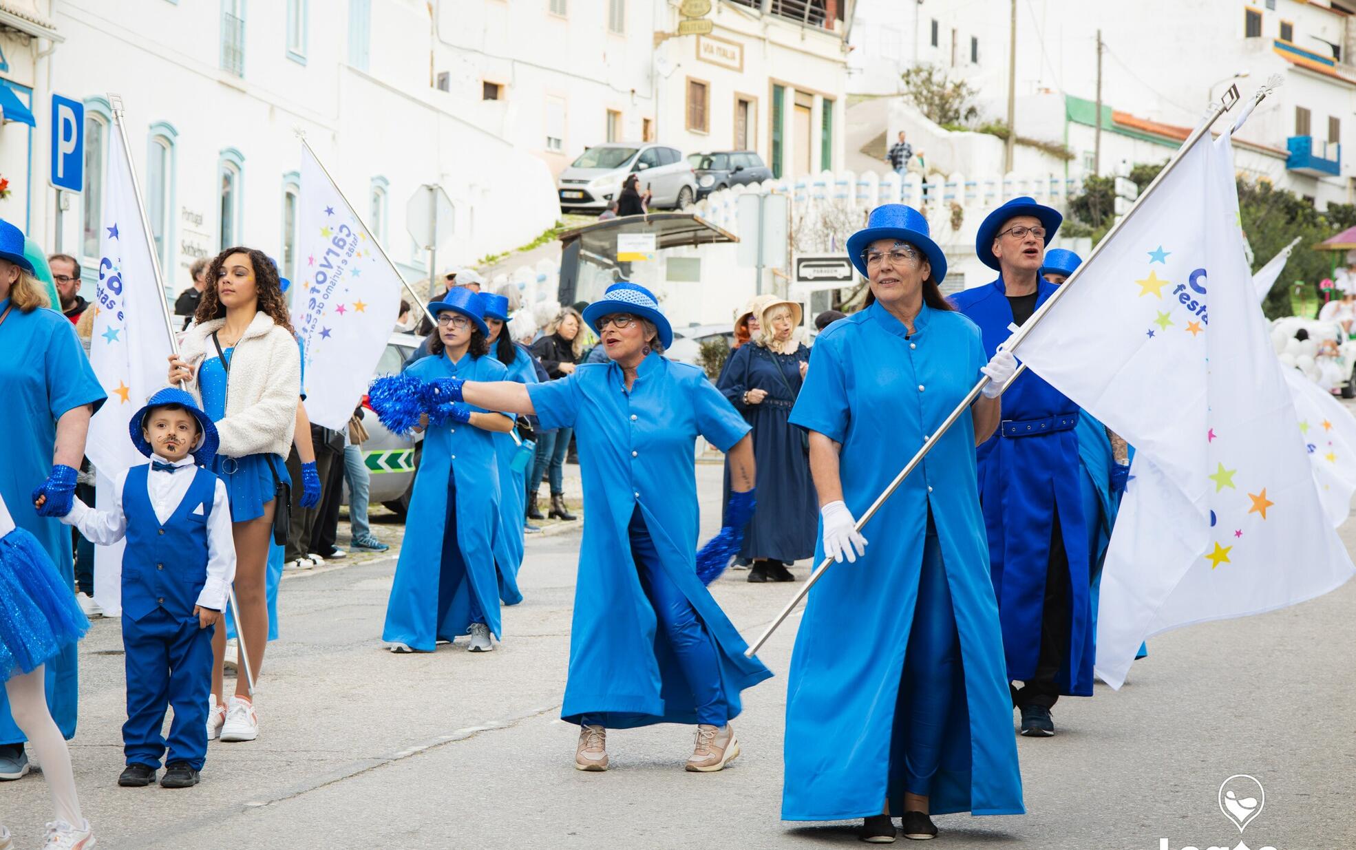 Carnaval da Praia do Carvoeiro encheu a vila de cor, música e tradição