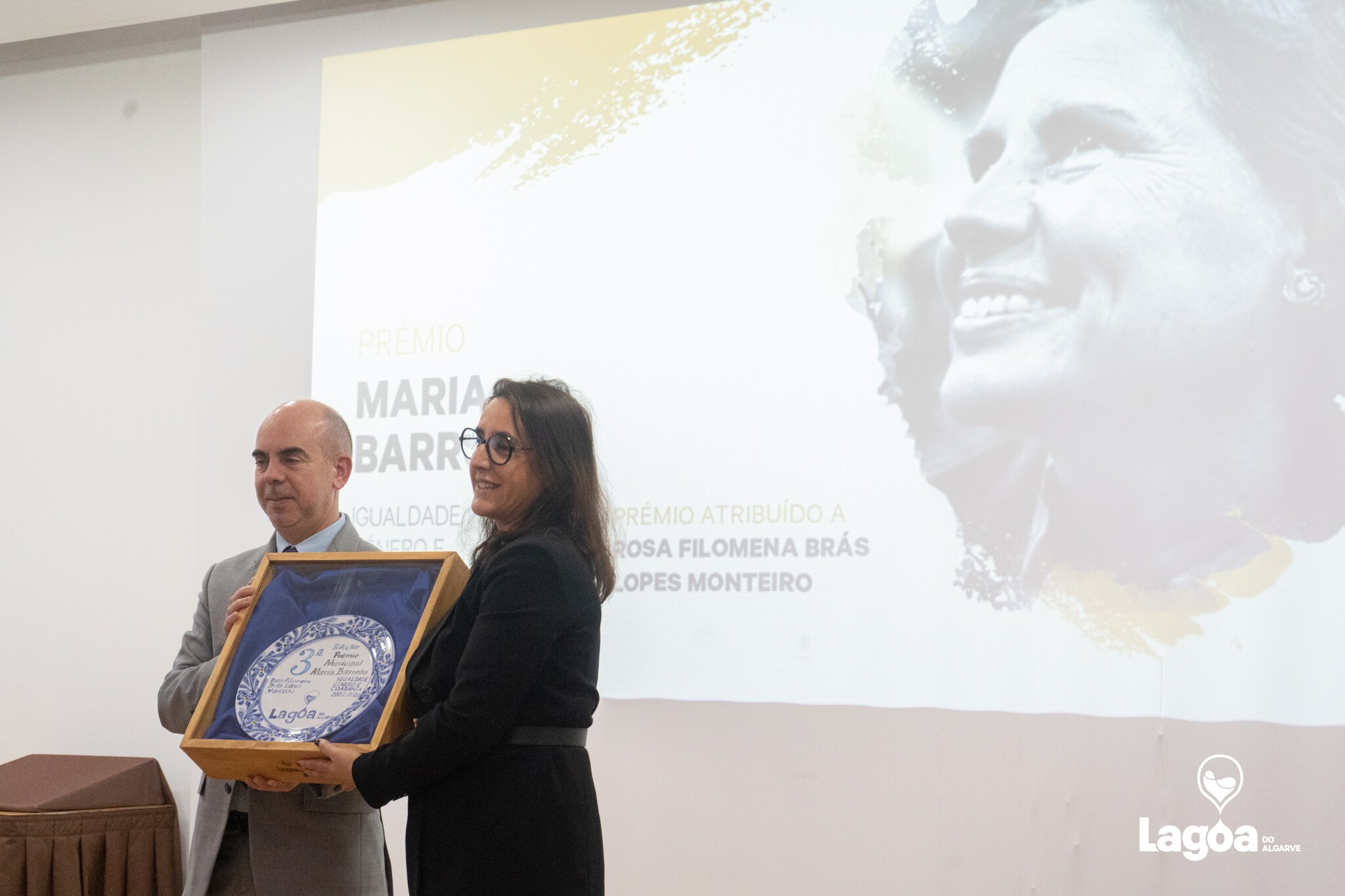 Presidente Luis Encarnação e a vencedora Rosa Monteiro