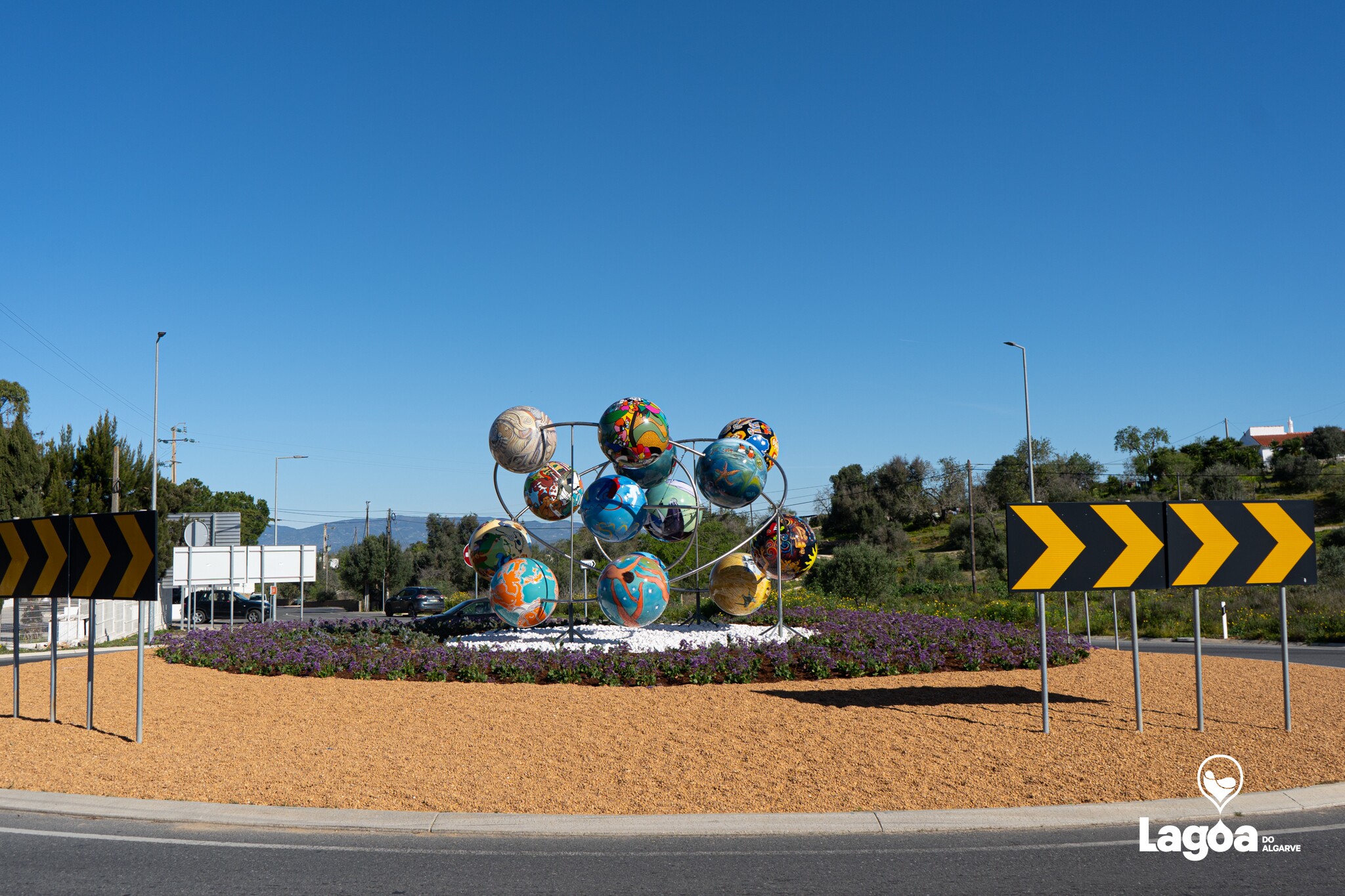 Escultura na Rotunda da Nobel International School enriquece espaço público de Lagoa