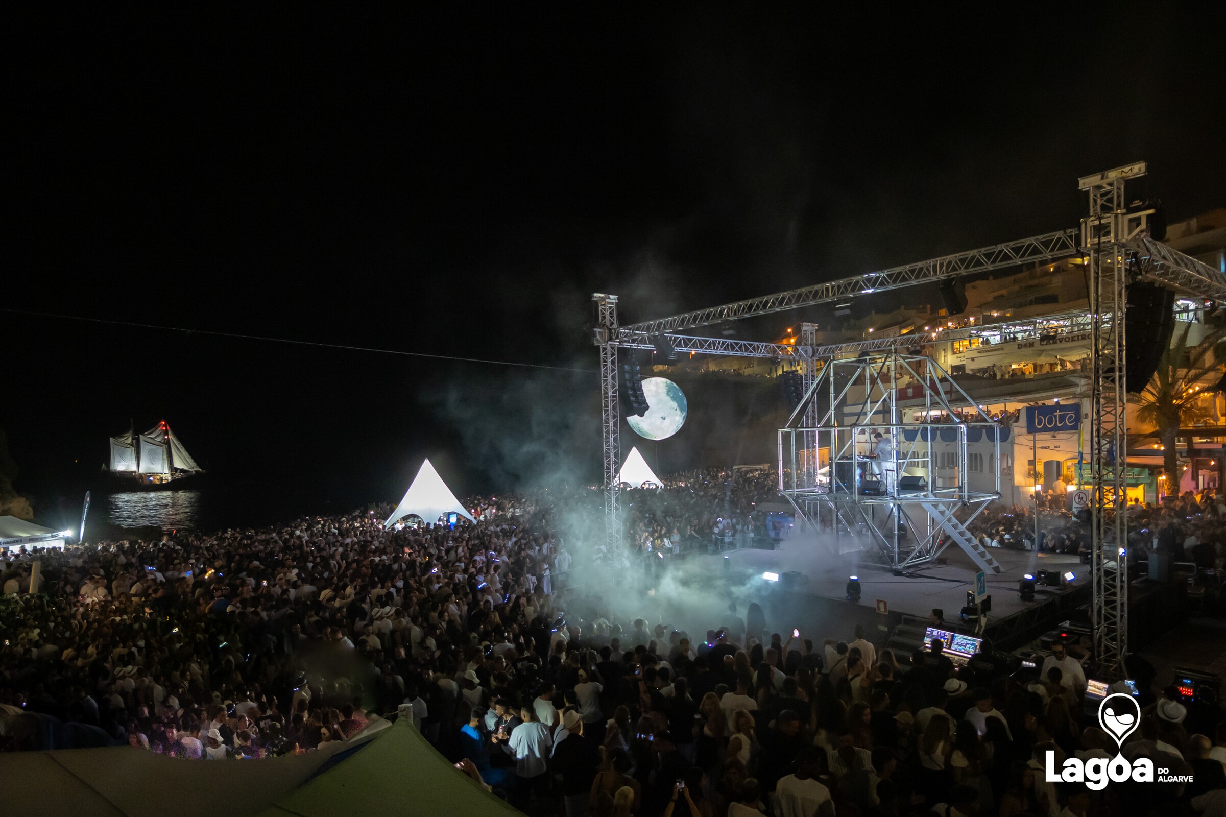 Carvoeiro Noite Black & White 2025 atrai multidão histórica e reforça impacto turístico e económi...