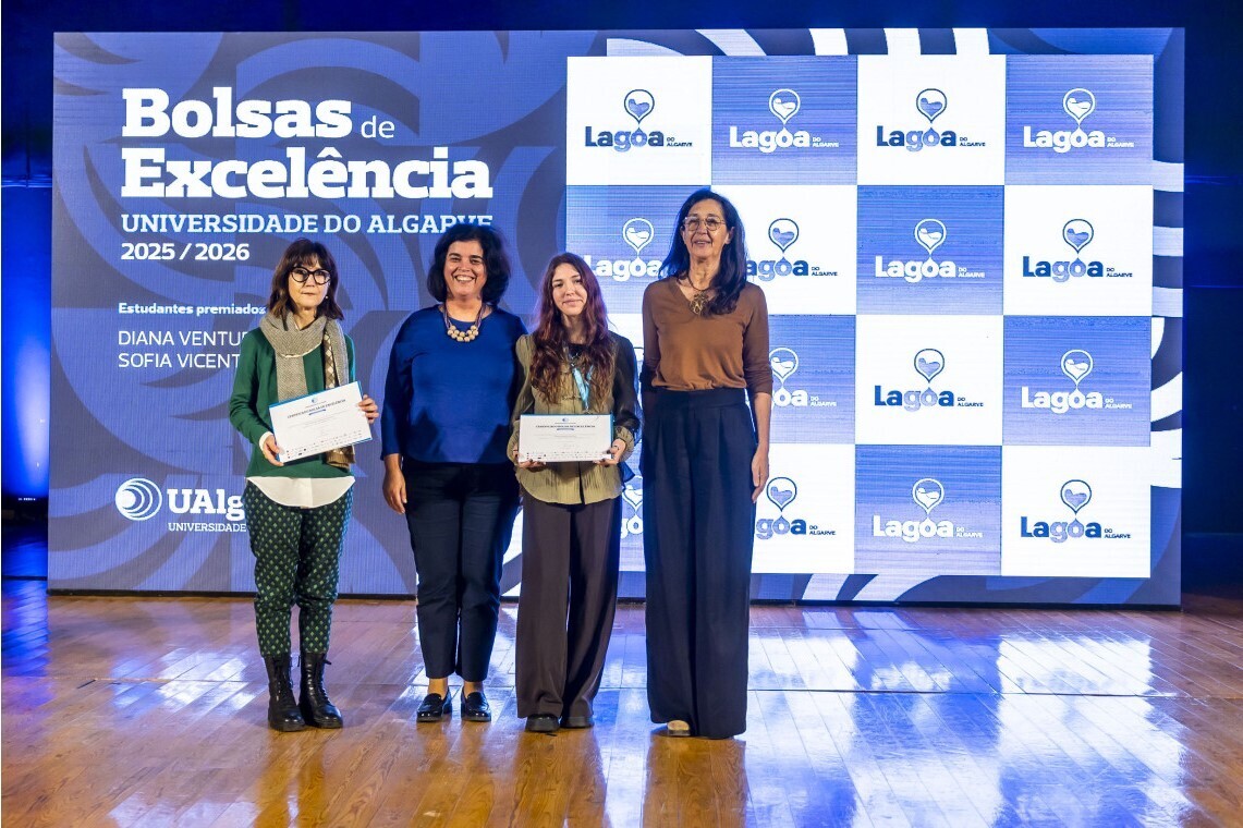 Duas estudantes do concelho de Lagoa distinguidas com Bolsas de Excelência da Universidade do Alg...
